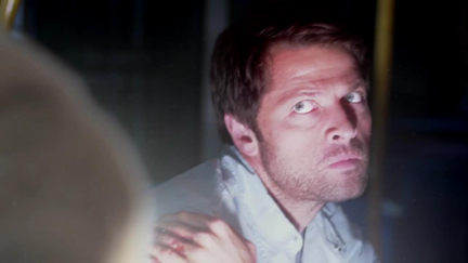 Cas kills the angel sent to kill him in the abandoned bus. Cas kills the angel sent to kill him in the abandoned bus.